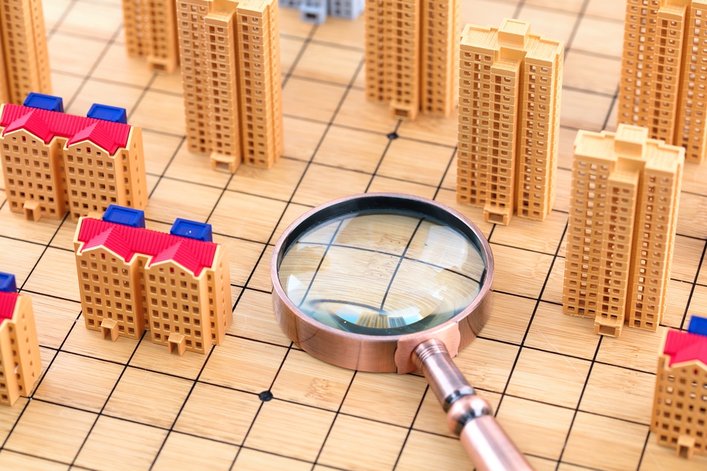 Study the real estate model on the chessboard with a magnifying glass